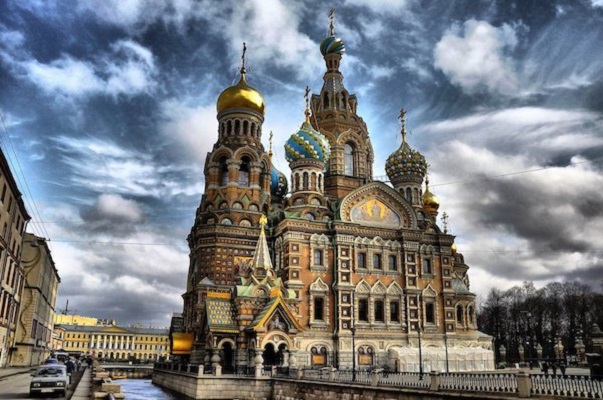 Храмот на вознесението Христово - Санк Петербург – Руска Православна Црква.  (Изградбата на црквата почнала во времето на Алекснадар III во  1883 година, а била довршена во времето на Николај II vо 1907 година.)