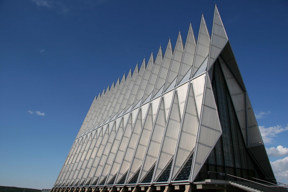 Капела на Академијата на американсото воено воздухопловство, Колорадо – милтирелигиозен (Изградена е во 1962 година. Во осонва е протестантска, но служи за молитва и за католици, Евреи, Будисти. Како зборно место за питомците на Академијата)