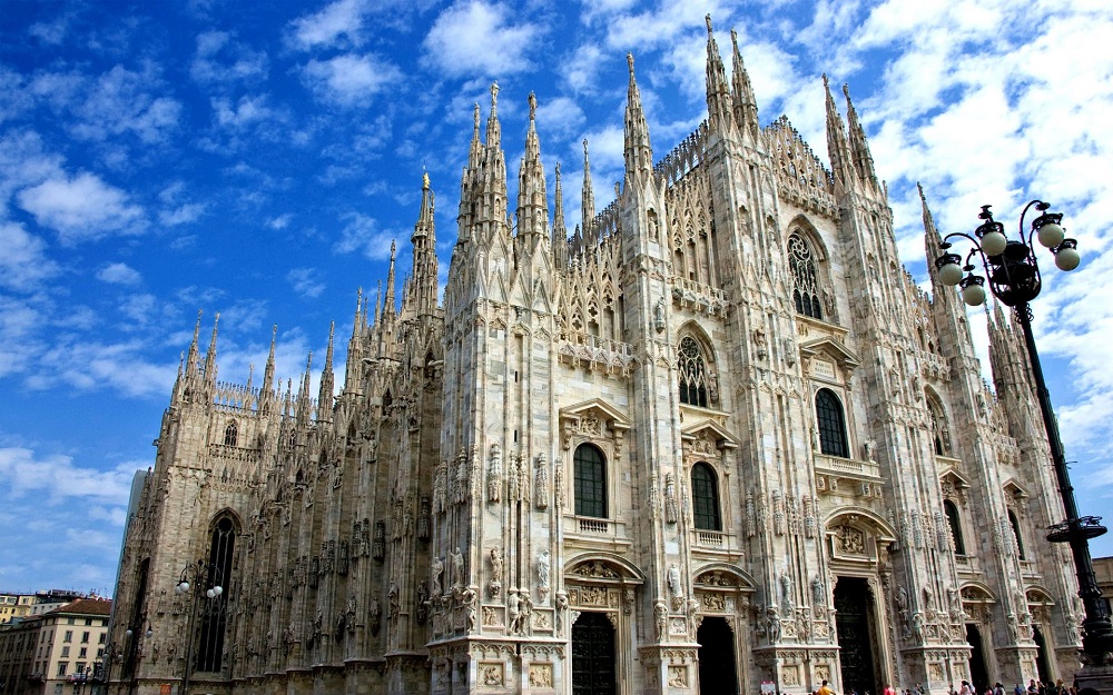 Миланската Катедрала, Милано – Италија – Римокатоличка Црква (Има најспецифична историја, зградена е во 1965 година, иако е почната 1386 година.)