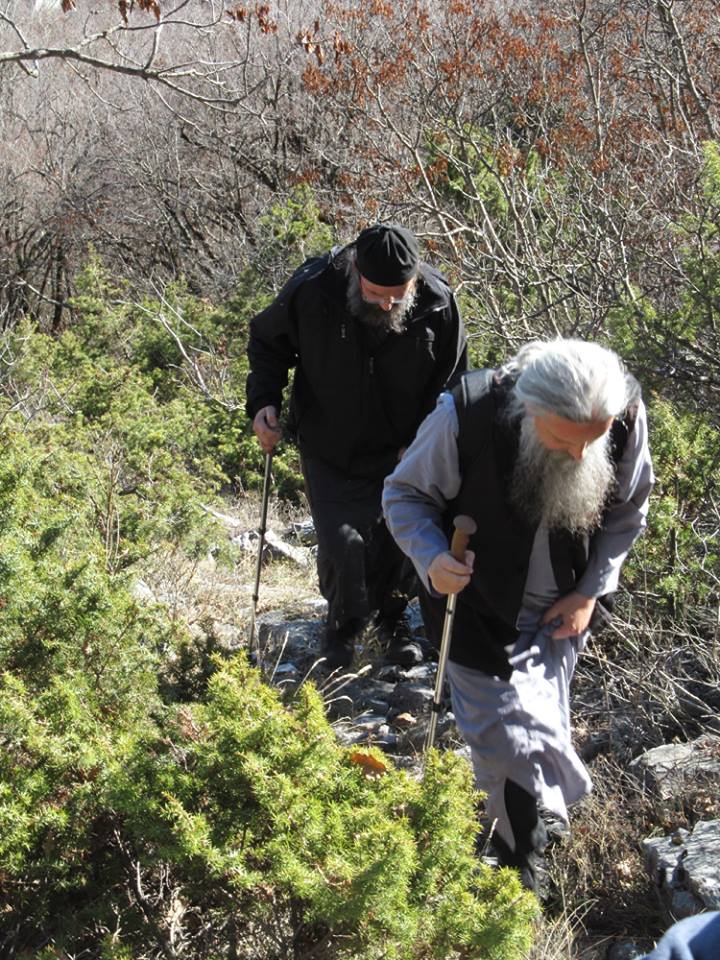 Игуменот Зрзески, отец Климент предводник на монашката прошетка низ падините на Даутица