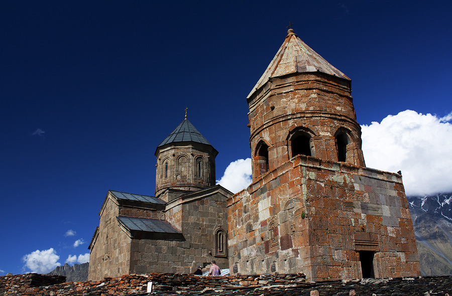 Црквата Света Троица во Гергети, Грузија – Грузиска Православна Црква (Се наоѓа на надморска височина од 2170 метри на планината Казбеги. ИЗградена е во XIV век)