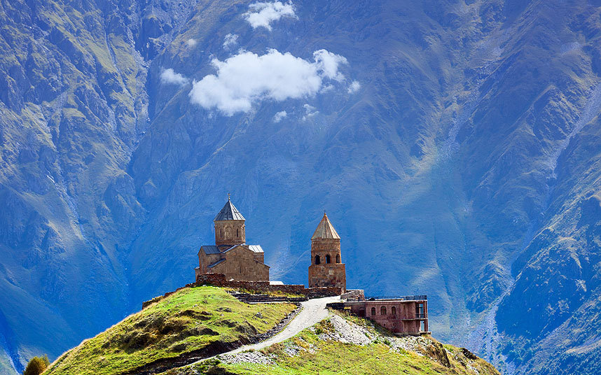Црквата Света Троица во Гергети, Грузија – Грузиска Православна Црква (Се наоѓа на надморска височина од 2170 метри на планината Казбеги. ИЗградена е во XIV век)