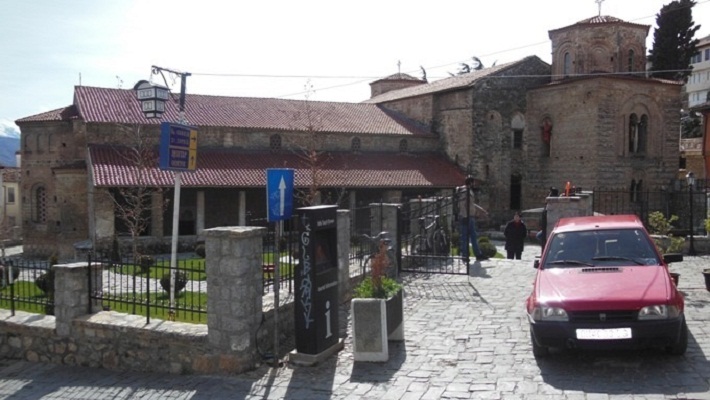 Обиени портите на дворот во црквата Света Софија во Охрид