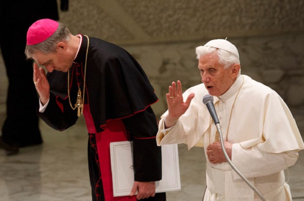 Личниот секретар: Бенедик XVI се гаси како свеќа, но уште има смисла за хумор