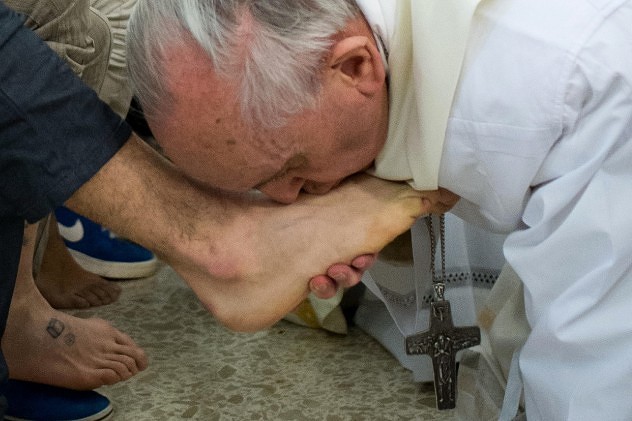 Папата утре ќе им измие нозе на бегалците