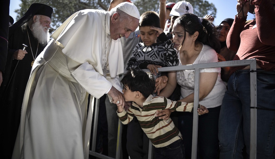 Папата понесе 12 мигранти од Лезбос во Ватикан