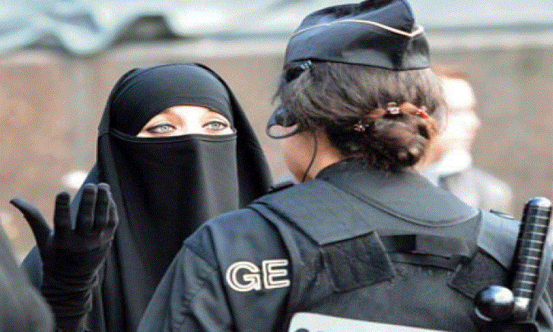 Иран апси за слики без хиџаб на Инстаграм