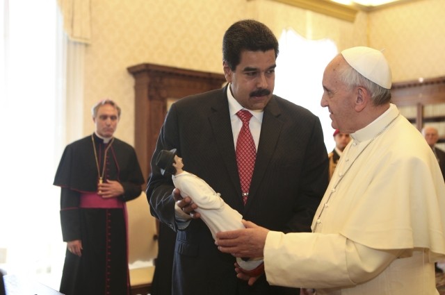 Венецуела бара помош од Ватикан за справување со политичката крза во државата