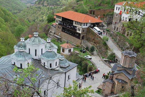 Асфалтиран патот до манастирот Свети Јоаким Осоговски