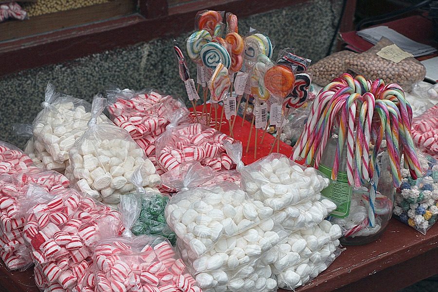 Старите бомбони на слаткарџијата во чаршија будат носталгија кон старите Бајрами