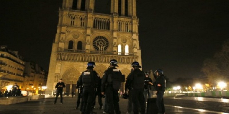 Автомобил полн со боци пронајден до Богородичната црква во Париз