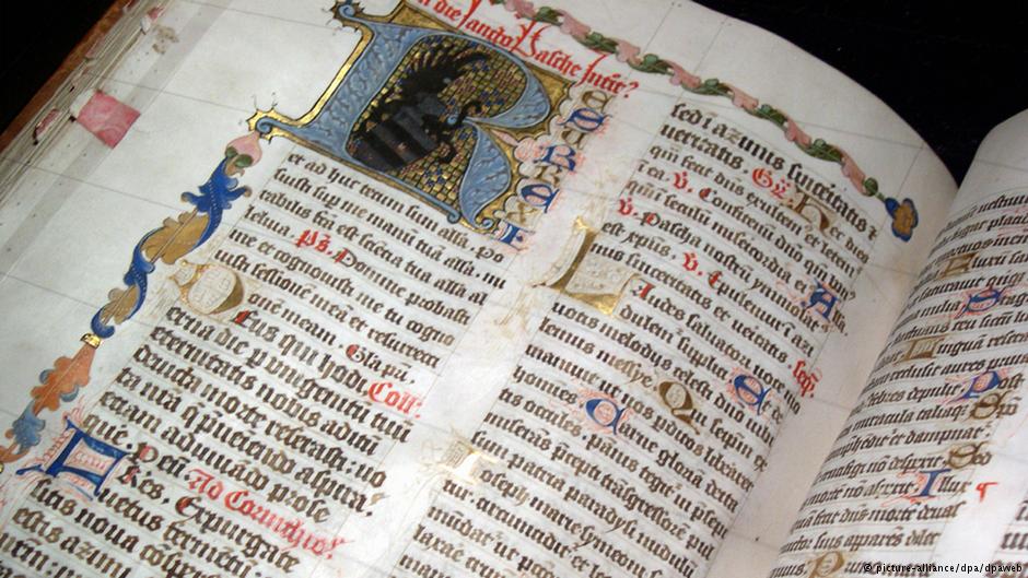 Библија од 15. век на латински јазик. Од 1534 година на располагање е од страна на Лутер преведената Света книга на германски јазик
