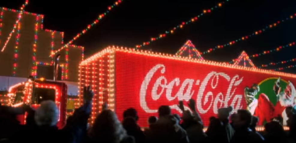 Новата божиќна реклама на „Кока Кола“ предизвика бурни реакции