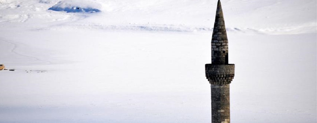 Несекојдневна слика – Минаре од џамија на средина од замрзнато езеро