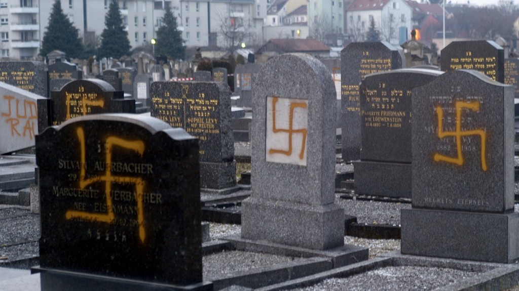 Осквернавени еврејски гробишта во близина на Стразбур