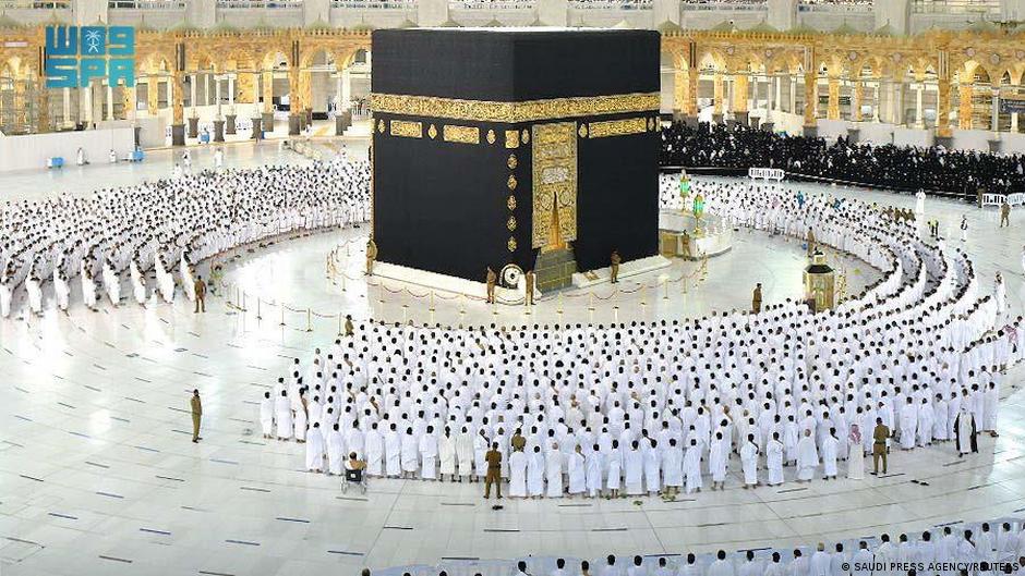 Фотографија на денот: Во Мека повторно молитва без дистанца
