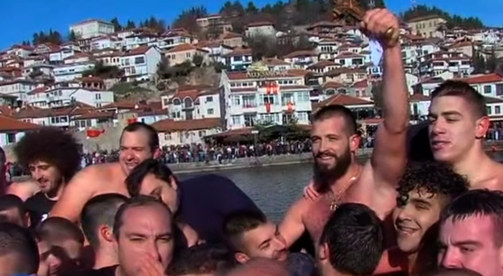 Мартин Гоџо го фати светиот крст во Охрид