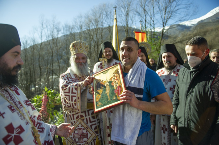 Борче Јанев од Свети Николе го фати Светиот крст во Ростуше