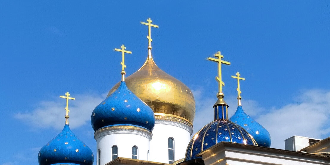 Руската црква по теркот на руската армија, окупира епархии на УПЦ-МП кои и откажаа послушност