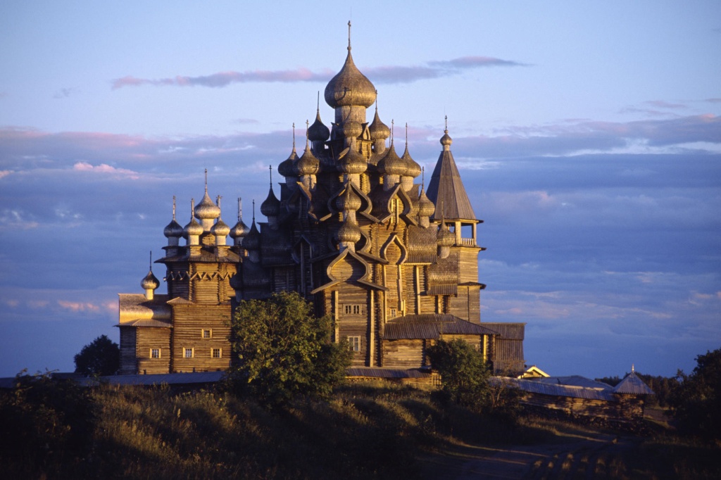 Црквата Преображение, на островот Кижи во Езерото Онега – Руска Православна Црква. ( Црква изградена од дрво, датира од XVII I XIX век)