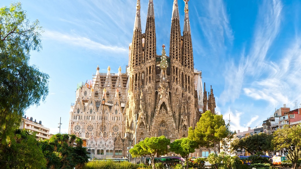 Црква Саграда Фамилија, Барселона – Шпанија – Римокатоличка црква ( Во превод името на црквата значи „Црква на светото семејство“. Изградена е во 1886, но нејзината дограба и реконструкција трае и денес. Се претпоставува дека целосно ќе заврши во 2026 гоидина)