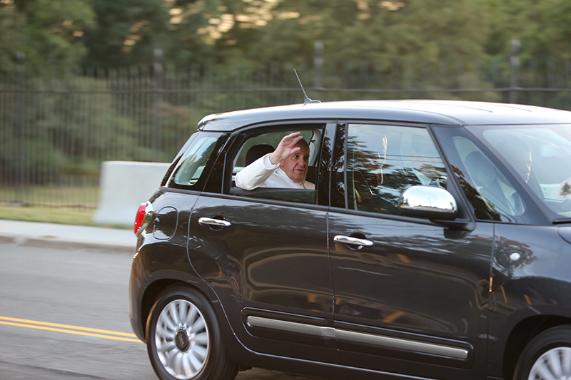 За колку пари беше продаде автомобилот во кој се возеше Папата?