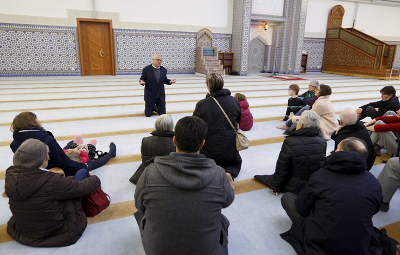 Муслиманите од Франција нудат „чај на братството“ и спознавање на вредностите на исламот