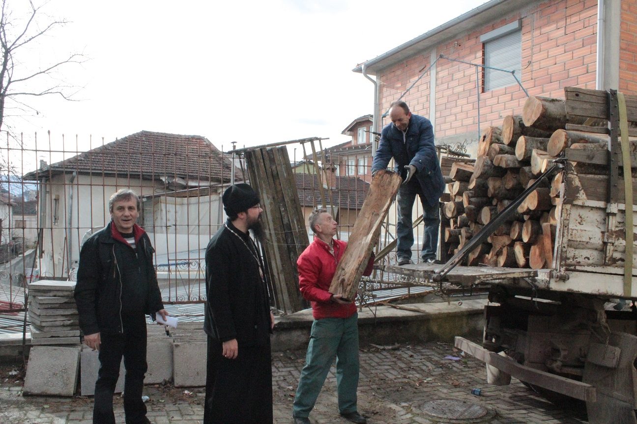 Епархијата на МПЦ во Тетово подели огревно дрво за сиромашните семејства