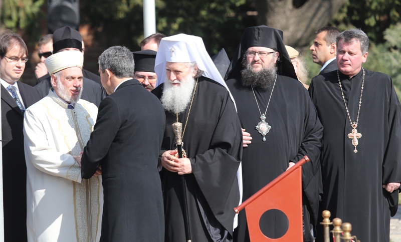Муфтијата на Бугарија се поклони пред бугарското знаме