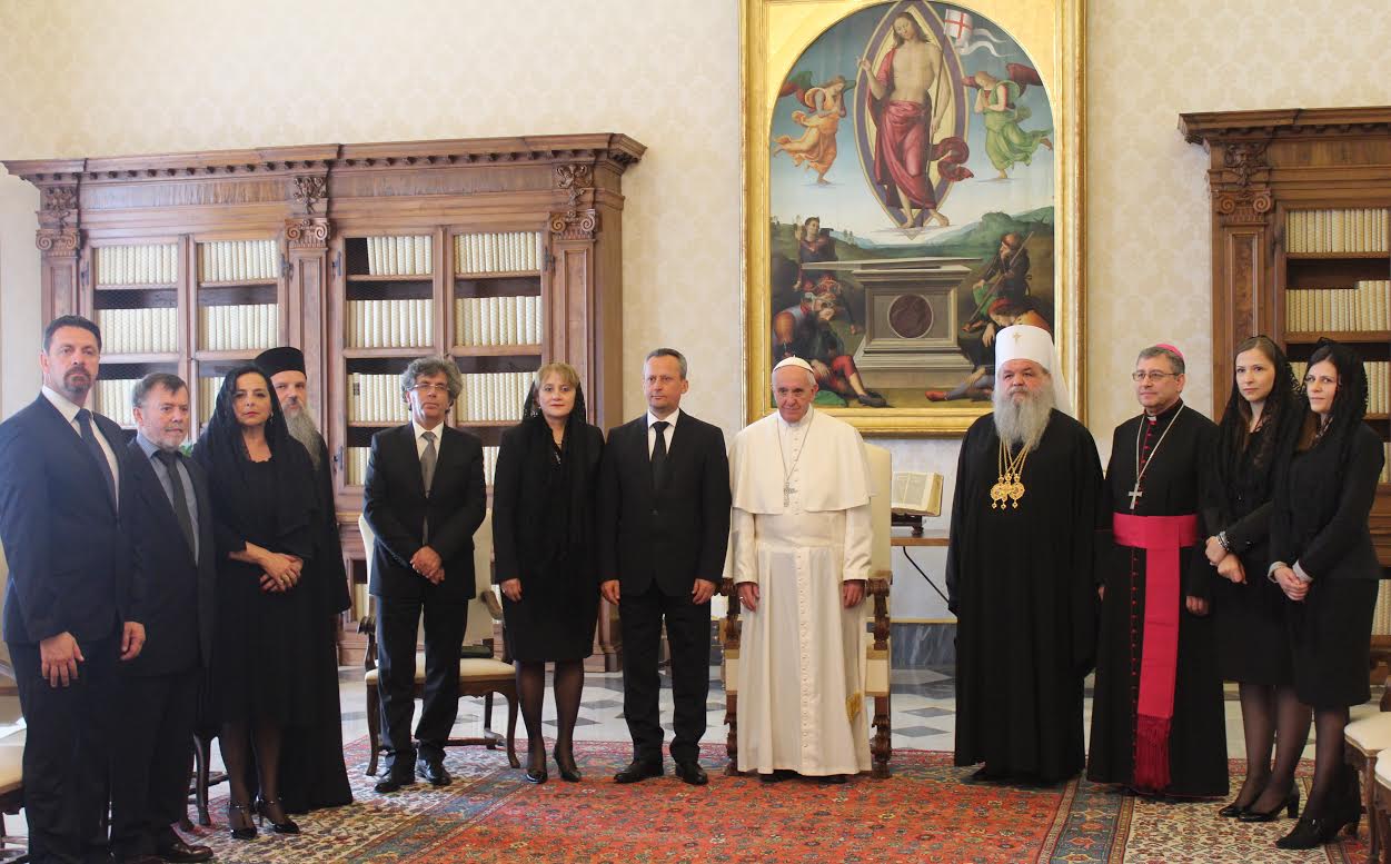 Митра од македонските монахињи и за Папата Франциск