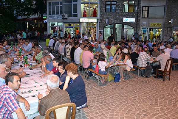 Вечерва Ифтар на плоштадот Чинар во Охрид