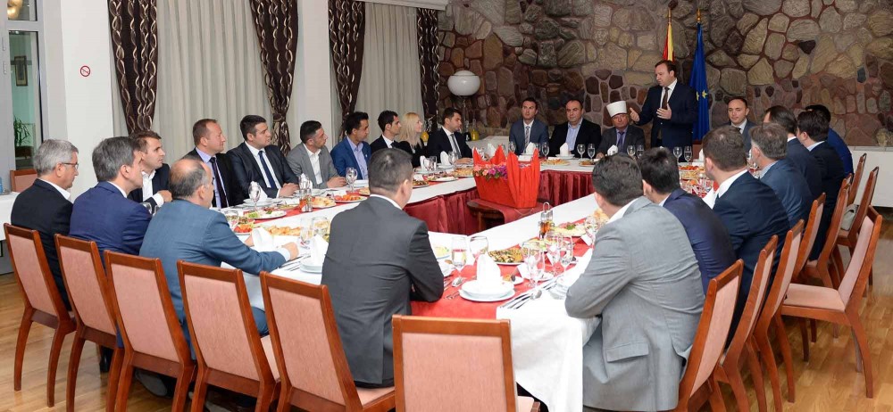 Премиерот Димитрев и Поглаварот Реџепи на ифтар вечера