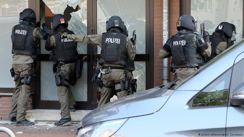 Германската полиција упадна во џамија поврзана со радикални исламисти