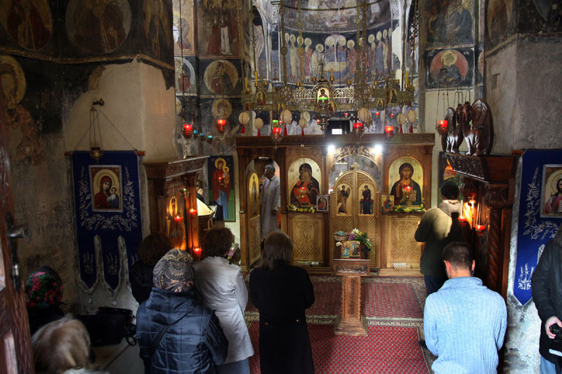 Чудо во Србија: Икони се „расплакаа“ за Свети Илија