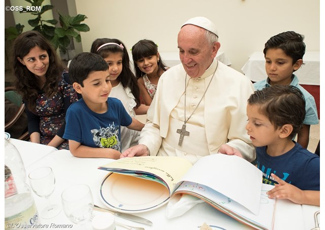 Папата во својот дом организраше ручек за 21 сириски бегалец