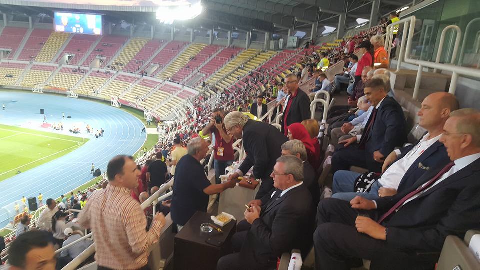 Поглаварот Реџепи од трибините на градскиот стадион навива за Шкендија