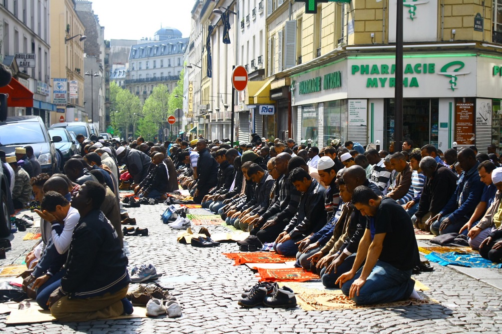 Во борбата против радикалите, Париз ќе промовира француски ислам додека ги затвора радикалните џамии