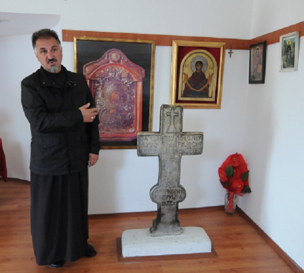 Верници бараат чудо во црквата „Св. Ѓорѓија“ во Дељадровци