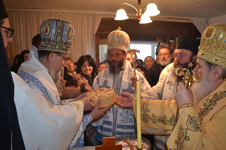 Пахомије зачести со гостите кај Вранишковски