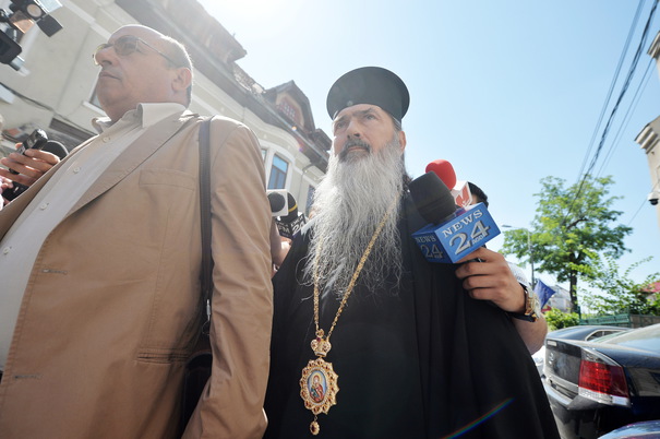 Романски архиепископ обвинет за проневера на 300.000 евра и примање мито