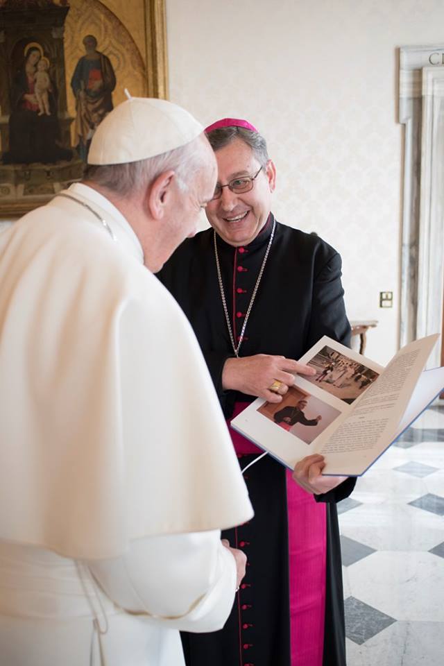 Биксупот Киро на папата Франциск му ја подари монографијата „Денови на света Мајка Тереза“