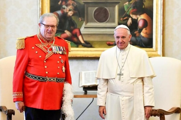 Шефот на Малтешкиот витешки ред поднесе оставка, поради конфликт во папата