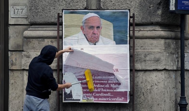 Во Рим се појавија постери против папата Франциск