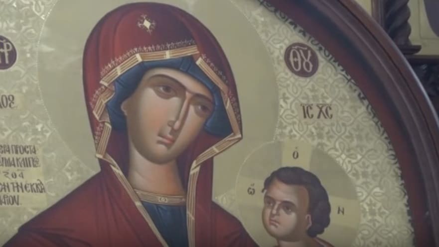 Христијани и муслимани со почит кон чудотворната икона во Струмица