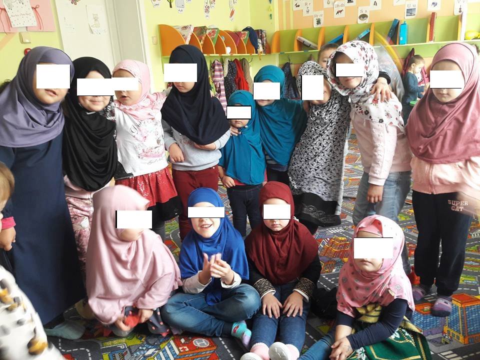Реакција на „Меѓаши“ за градинката во која децата практикуваат верски молитви