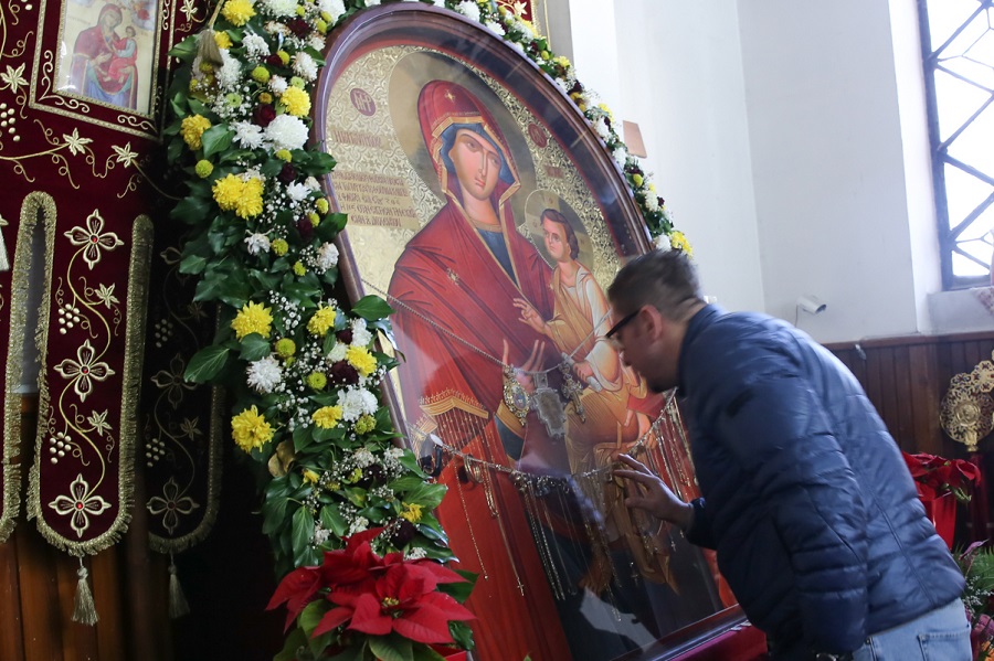 Новиот лидер на ВМРО-ДПМНЕ со молитва и свеќа го почна мандатот