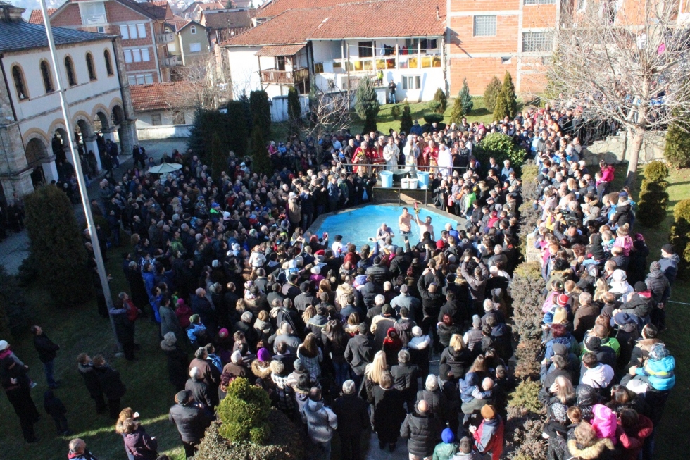 Во Тетово само тројца верници скокаа по светиот крст