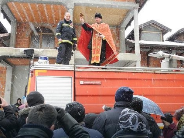 Свештеници на СПЦ осветија противожарна цистерна од која верници полнеа света вода