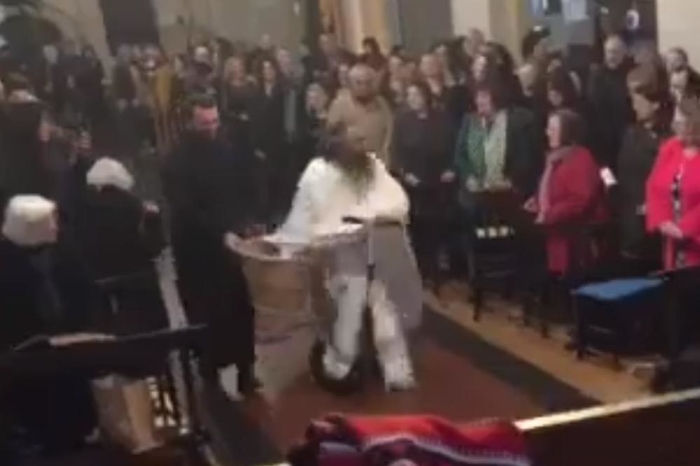 Грчки поп направи хаос на велигденската литургија – влета со тротинет во црква