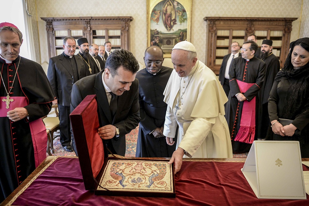 Заев на прием кај папата: Свети Кирил и Методиј се силни темели за историските врски меѓу Македонија и Ватикан